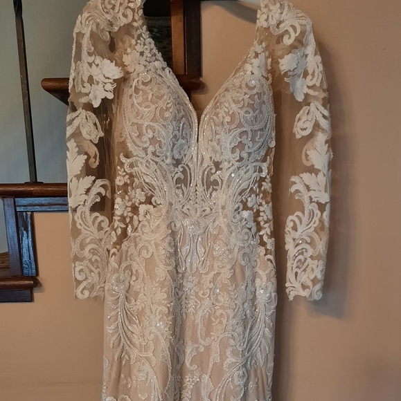 Wedding Dress - Picture 1 of 7